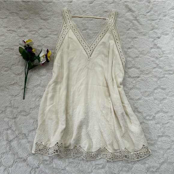 Astr Dresses & Skirts - ASTR Cream/Ivory Crochet Trim V-Neckline Dress, Size S